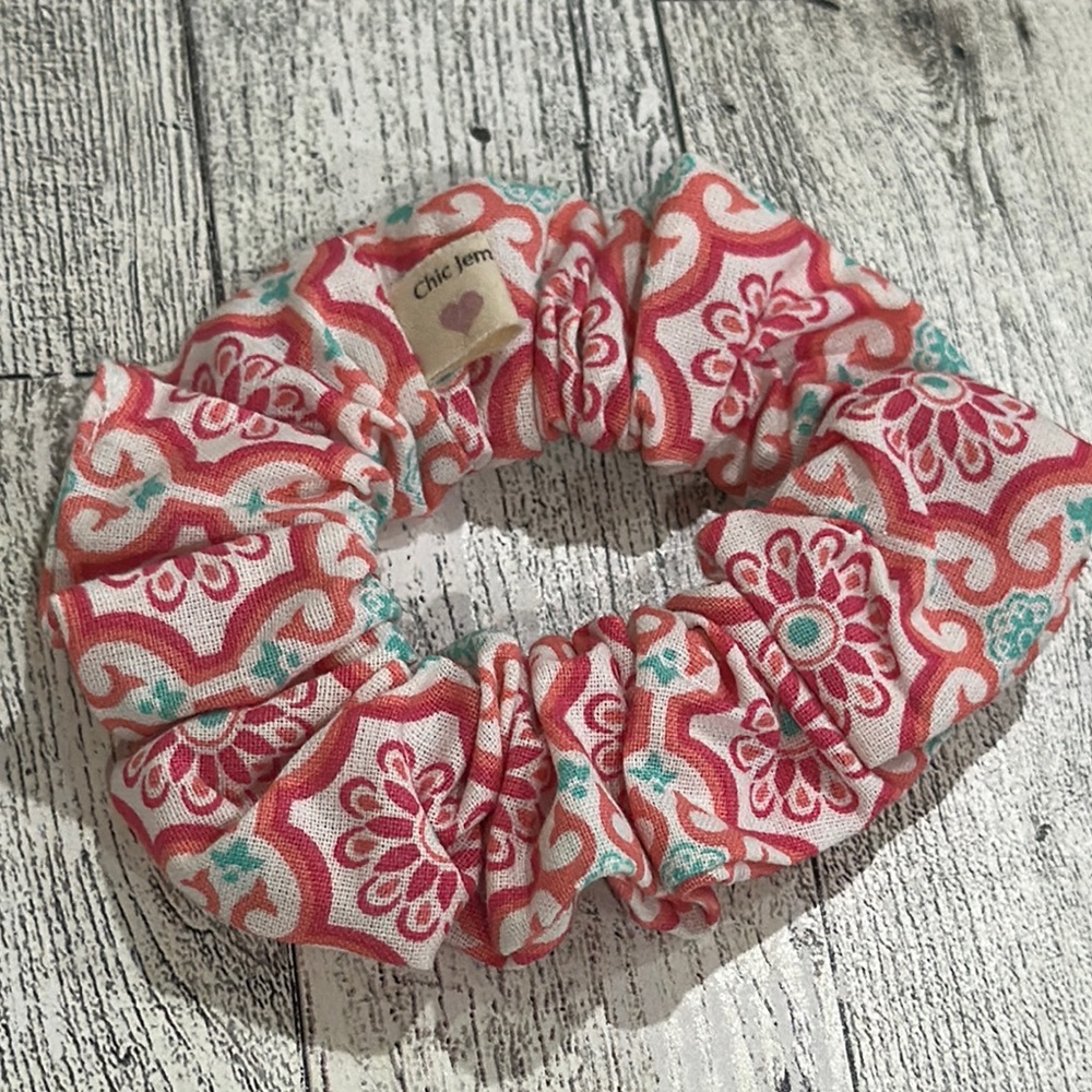 Chic Jem pink floral Patterned Scrunchie
